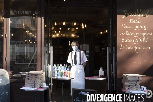Vente à emporter en periode de confinement : devant un restaurant dans le 15e arrondissement à Paris