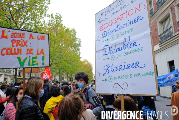 Manifestation des professeurs et eléves pour la reduction de moitie des effectifs en présentiel