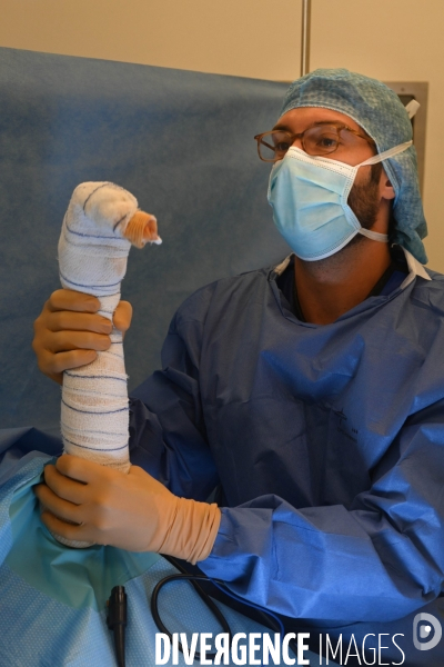 Chirurgie de la main -Implantation d une prothèse miniature pour le traitement de l arthrose de la main ou du poignet, par le Docteur Cristian COUTURIER à la clinique Arago à Paris