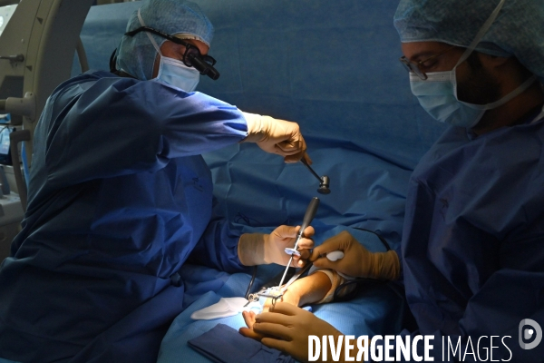 Chirurgie de la main -Implantation d une prothèse miniature pour le traitement de l arthrose de la main ou du poignet, par le Docteur Cristian COUTURIER à la clinique Arago à Paris