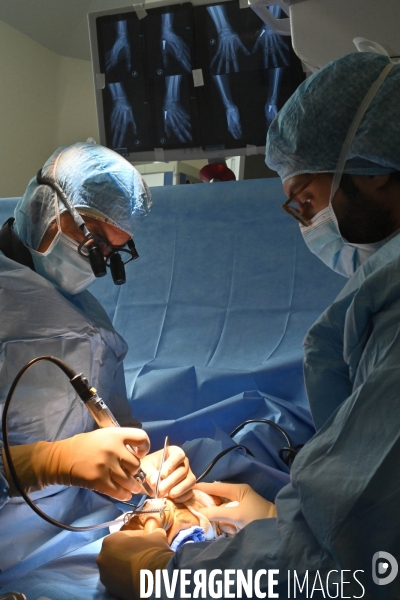 Chirurgie de la main -Implantation d une prothèse miniature pour le traitement de l arthrose de la main ou du poignet, par le Docteur Cristian COUTURIER à la clinique Arago à Paris