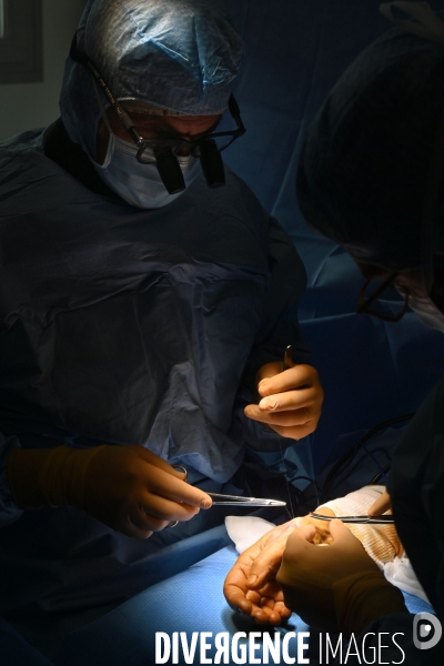 Chirurgie de la main -Implantation d une prothèse miniature pour le traitement de l arthrose de la main ou du poignet, par le Docteur Cristian COUTURIER à la clinique Arago à Paris