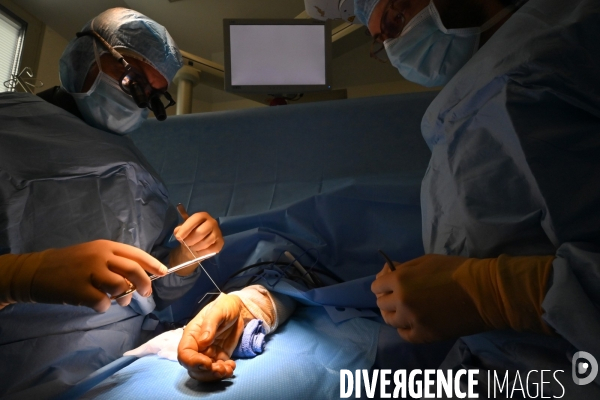 Chirurgie de la main -Implantation d une prothèse miniature pour le traitement de l arthrose de la main ou du poignet, par le Docteur Cristian COUTURIER à la clinique Arago à Paris