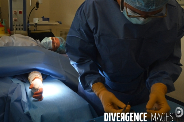 Chirurgie de la main -Implantation d une prothèse miniature pour le traitement de l arthrose de la main ou du poignet, par le Docteur Cristian COUTURIER à la clinique Arago à Paris