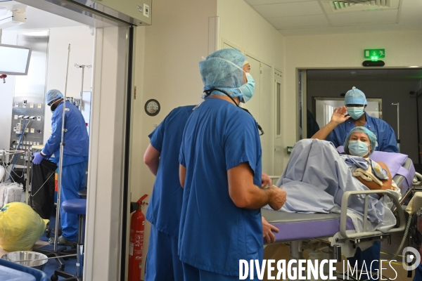 Chirurgie de la main -Implantation d une prothèse miniature pour le traitement de l arthrose de la main ou du poignet, par le Docteur Cristian COUTURIER à la clinique Arago à Paris