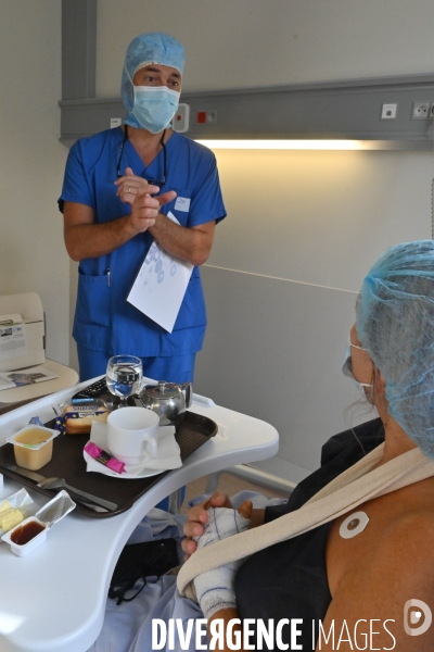 Chirurgie de la main -Implantation d une prothèse miniature pour le traitement de l arthrose de la main ou du poignet, par le Docteur Cristian COUTURIER à la clinique Arago à Paris