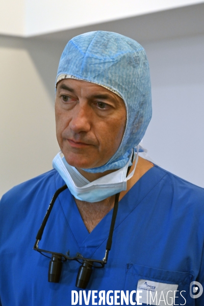 Chirurgie de la main -Implantation d une prothèse miniature pour le traitement de l arthrose de la main ou du poignet, par le Docteur Cristian COUTURIER à la clinique Arago à Paris