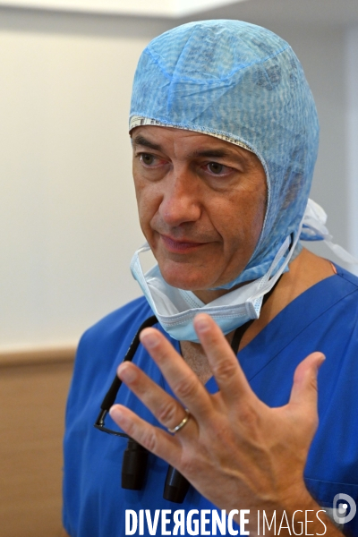 Chirurgie de la main -Implantation d une prothèse miniature pour le traitement de l arthrose de la main ou du poignet, par le Docteur Cristian COUTURIER à la clinique Arago à Paris