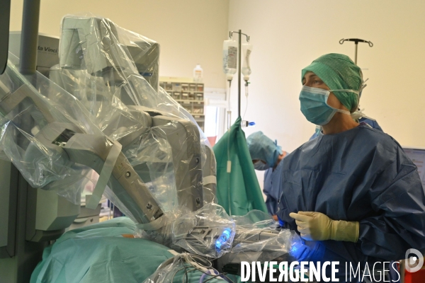 Chirurgie de l endométriose -  Au centre d Endométriose de la clinique TIVOLI DUCOS  de Bordeaux , dirigé par le professeur Horace ROMAN