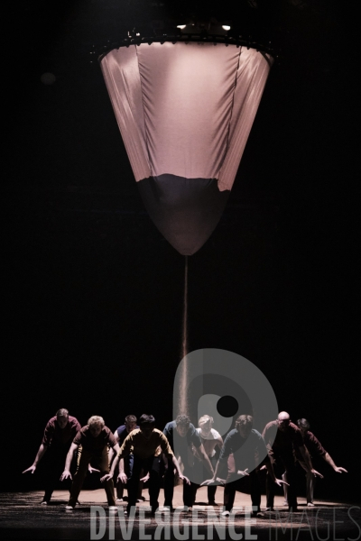Poussière de terre / Alba Castillo / Ballet de l'opéra national du Rhin par  Agathe POUPENEY - Photographie APO1865011 - Divergence images