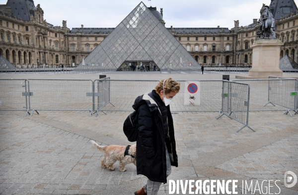 Reconfinement /  La pyramide du Louvre