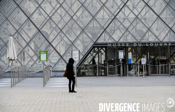 Reconfinement /  La pyramide du Louvre