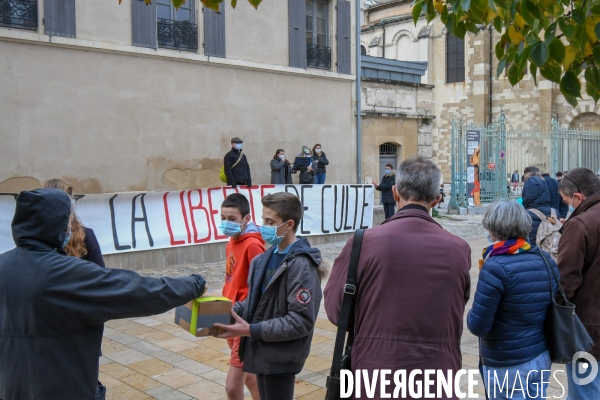 Eglise: Des fidéles réclament la reprise des messes