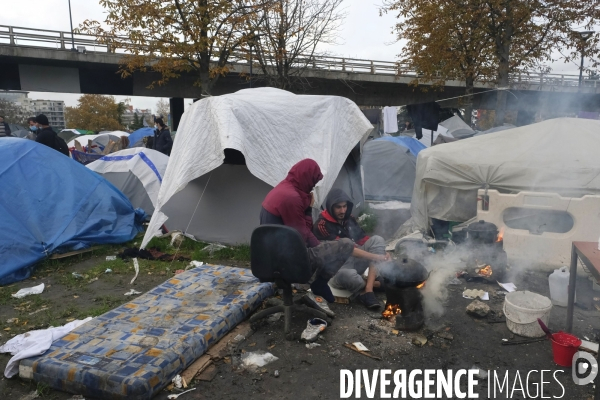 Camp de migrants à Saint-DenisÊParis. Migrant camp in Saint-Denis Paris