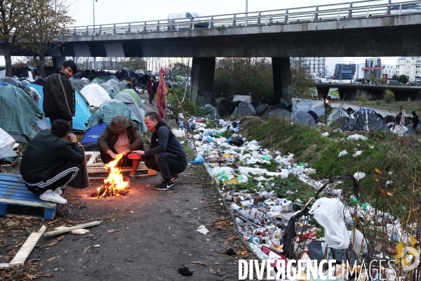 Camp de migrants à Saint-DenisÊParis. Migrant camp in Saint-Denis Paris