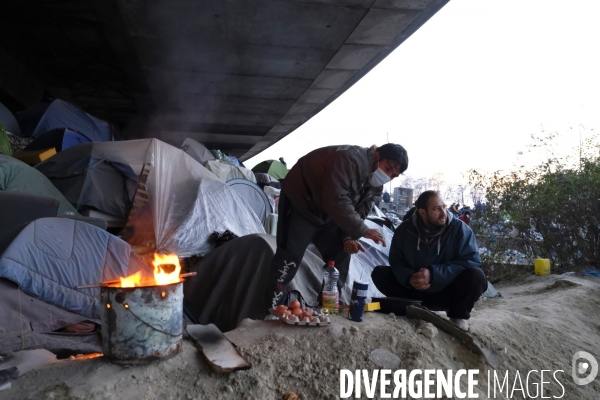 Camp de migrants à Saint-DenisÊParis. Migrant camp in Saint-Denis Paris