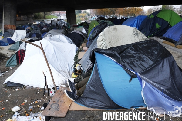 Camp de migrants à Saint-DenisÊParis. Migrant camp in Saint-Denis Paris