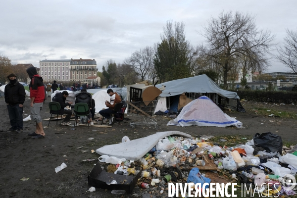 Camp de migrants à Saint-DenisÊParis. Migrant camp in Saint-Denis Paris