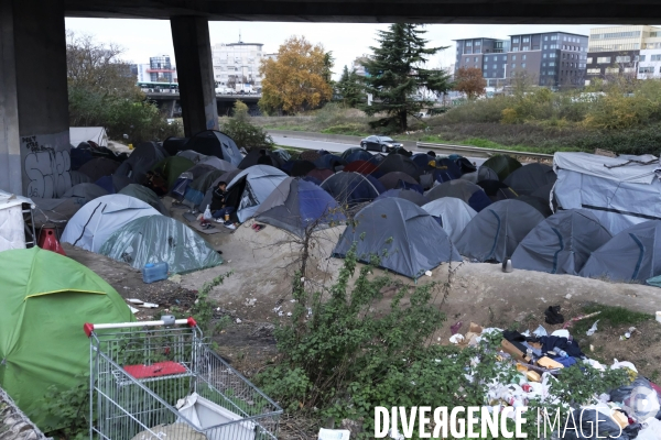 Camp de migrants à Saint-Denis Paris. Migrant camp in Saint-Denis Paris