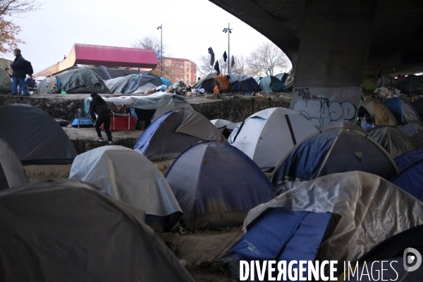 Camp de migrants à Saint-DenisÊParis. Migrant camp in Saint-Denis Paris