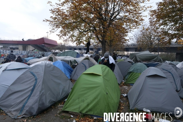 Camp de migrants à Saint-DenisÊParis. Migrant camp in Saint-Denis Paris