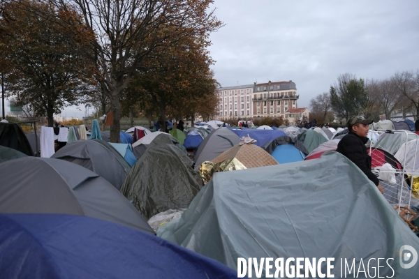 Camp de migrants à Saint-DenisÊParis. Migrant camp in Saint-Denis Paris