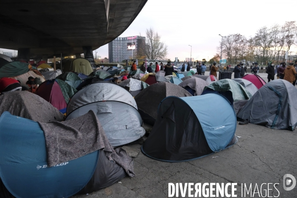 Camp de migrants à Saint-DenisÊParis. Migrant camp in Saint-Denis Paris