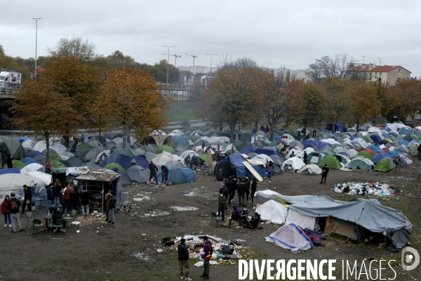 Camp de migrants à Saint-DenisÊParis. Migrant camp in Saint-Denis Paris