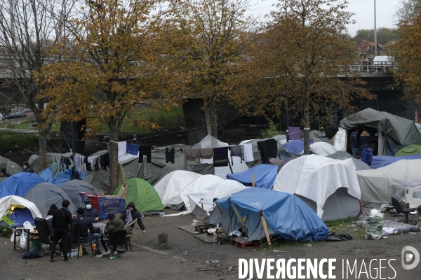 Camp de migrants à Saint-DenisÊParis. Migrant camp in Saint-Denis Paris