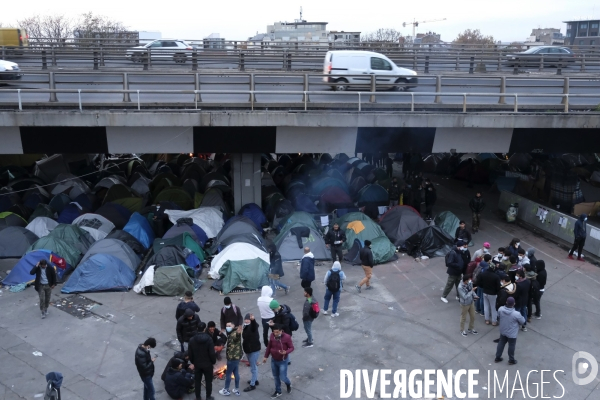 Camp de migrants à Saint-DenisÊParis. Migrant camp in Saint-Denis Paris