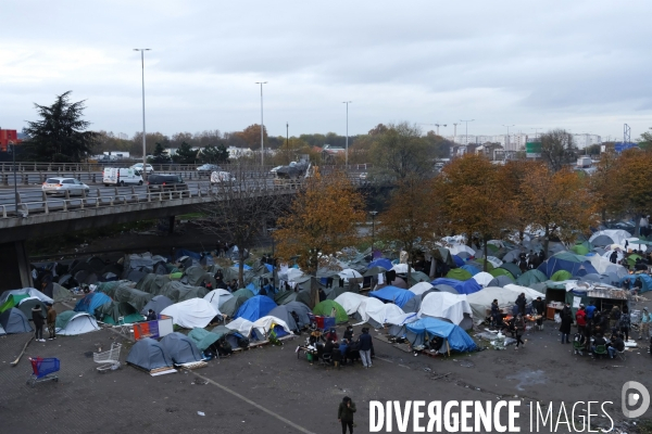 Camp de migrants à Saint-DenisÊParis. Migrant camp in Saint-Denis Paris