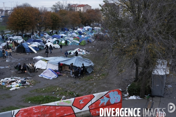 Camp de migrants à Saint-DenisÊParis. Migrant camp in Saint-Denis Paris