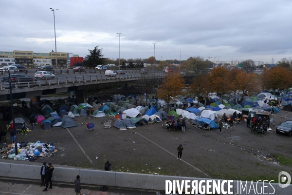 Camp de migrants à Saint-Denis Paris. Migrant camp in Saint-Denis Paris