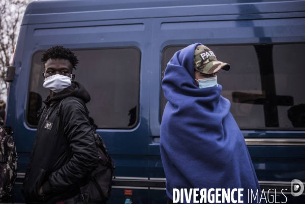 Evacuation du camp de migrants et refugies de saint-denis.
