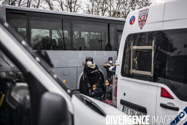 Evacuation du camp de migrants et refugies de saint-denis.