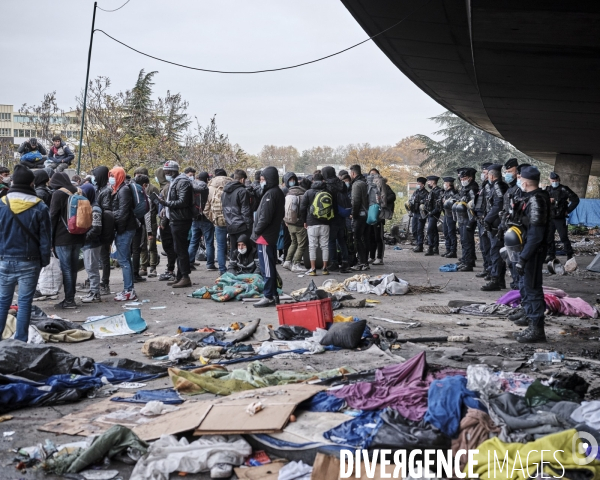 Evacuation du camp de réfugié à Saint Denis