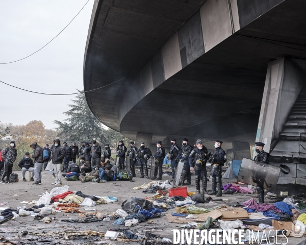 Evacuation du camp de réfugié à Saint Denis