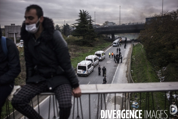 Evacuation du camp de migrants et refugies de saint-denis.