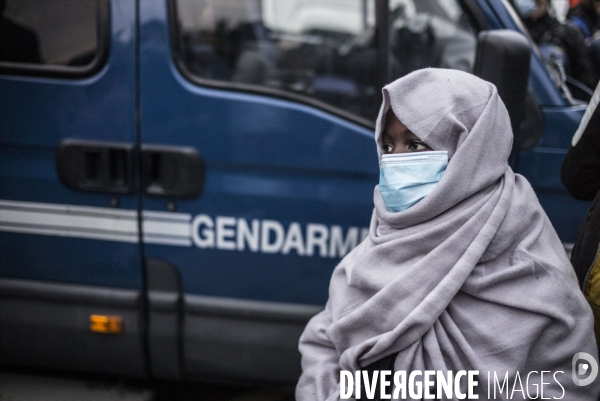 Evacuation du camp de migrants et refugies de saint-denis.