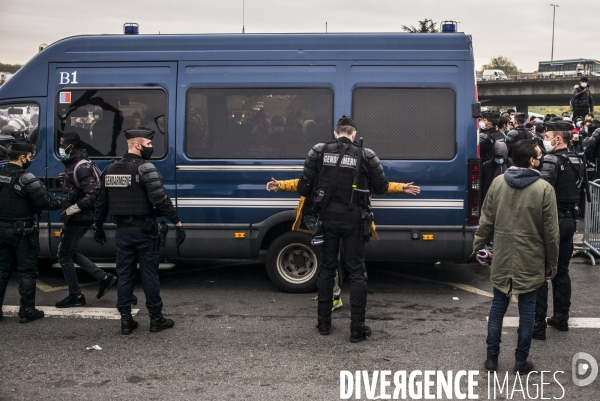 Evacuation du camp de migrants et refugies de saint-denis.