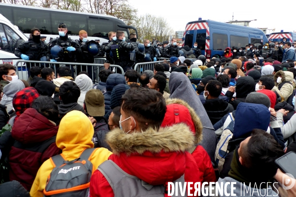 Evacuation du camp de migrants et demandeuses d asile de saint-denis. Migrants and asylum-seekers evacuated from Camp.