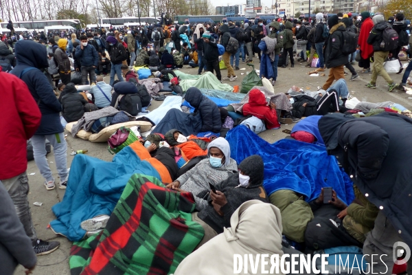 Evacuation du camp de migrants et demandeuses d asile de saint-denis. Migrants and asylum-seekers evacuated from Camp.