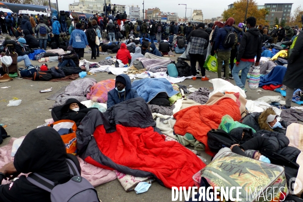 Evacuation du camp de migrants et demandeuses d asile de saint-denis. Migrants and asylum-seekers evacuated from Camp.