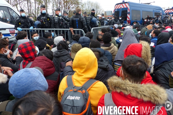 Evacuation du camp de migrants et demandeuses d asile de saint-denis. Migrants and asylum-seekers evacuated from Camp.