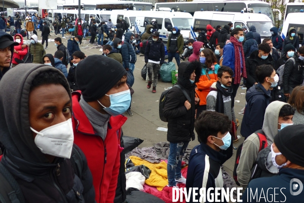 Evacuation du camp de migrants et demandeuses d asile de saint-denis. Migrants and asylum-seekers evacuated from Camp.