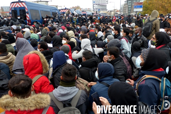 Evacuation du camp de migrants et demandeuses d asile de saint-denis. Migrants and asylum-seekers evacuated from Camp.