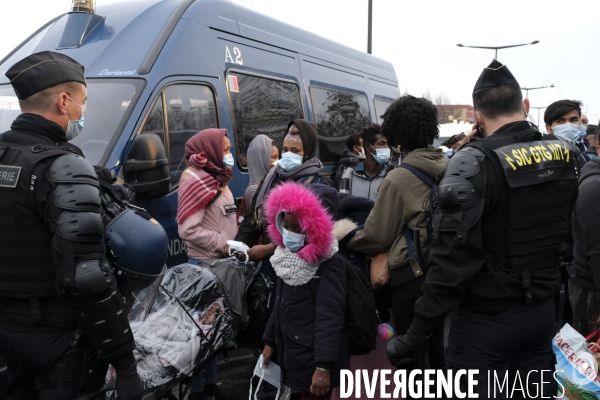 Evacuation du camp de migrants et demandeuses d asile de saint-denis. Migrants and asylum-seekers evacuated from Camp.