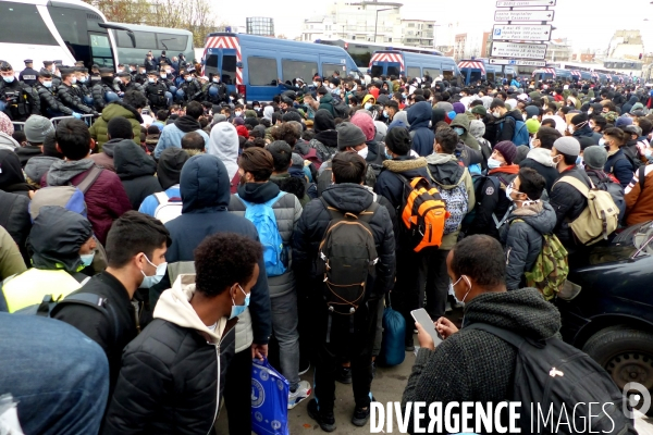 Evacuation du camp de migrants et demandeuses d asile de saint-denis. Migrants and asylum-seekers evacuated from Camp.