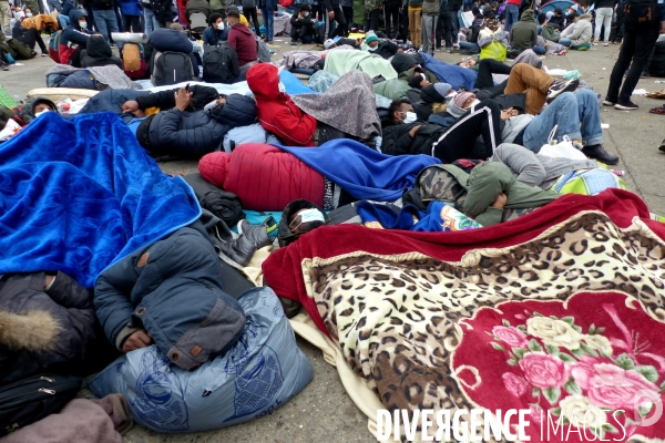 Evacuation du camp de migrants et demandeuses d asile de saint-denis. Migrants and asylum-seekers evacuated from Camp.