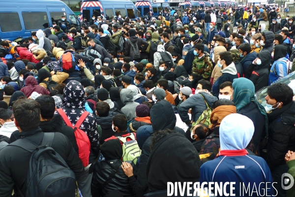 Evacuation du camp de migrants et demandeuses d asile de saint-denis. Migrants and asylum-seekers evacuated from Camp.